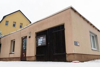 Nach Brand in Jugendtreff Gornau: Abriss lässt auf sich warten - Ein Schaukasten am ehemaligen Gornauer Jugendtreff liefert Informationen zum Witzschdorfer Karnevalsverein. 