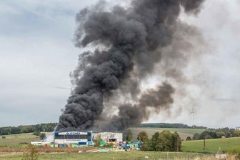 Nach Brand in Müll-Firma: Veterinäramt warnt vor Verzehr von Eiern aus Freilandhaltung in Schneidenbach - 