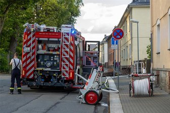 Nach Brand in Netzschkau: Stadt will Retter der 94-jährigen Seniorin ehren - Bei einem Wohnungsbrand in Netzschkau ist am Samstag eine 94-jährige Bewohnerin schwer verletzt worden.