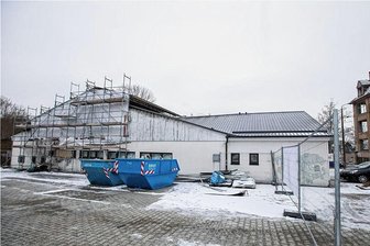 Nach Brand in Plauener Baumarkt: Widersprüchliche Aussagen zum Wiederaufbau - An dem beschädigten Baumarkt ist in diesen Tagen ein Gerüst aufgestellt worden. Doch wie geht es dort weiter? 
