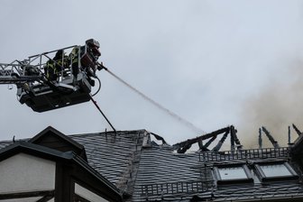 Nach Brand in Traditions-Gaststätte "Schnorrbusch": Polizei schätzt Schaden auf 200.000 Euro - Ein Feuer zerstörte am Samstag den Dachstuhl der geschlossenen Gaststätte "Schnorrbusch" in Weißbach (Landkreis Zwickau).