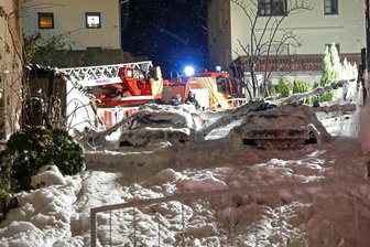 Nach Brand in Weidensdorf bei Glauchau: Polizei beziffert Sachschaden auf rund 100.000 Euro - Blick zur Einsatzstelle an der Straße „Am Roten Berg“ in Weidensdorf am Freitagabend.
