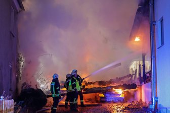 Nach Brand in Weidensdorf bei Glauchau: Polizei ermittelt wegen fahrlässiger Brandstiftung - Die Feuerwehr war am 22. November in Weidensdorf im Einsatz.