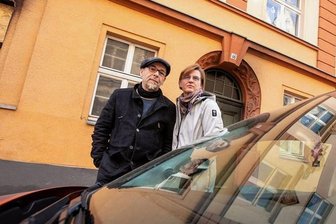 Nach Brand mit einem Toten in Plauener Mehrfamilienhaus: Mieter starten Spendenaufruf - Daniela Wächter und Uwe Hofmann beräumen nach und nach ihre Wohnung, dafür kommt ihre Versicherung auf. Für ihre unversicherten Mitmieter in der Bergstraße 46 haben sie nun eine Spendenaufruf gestartet.