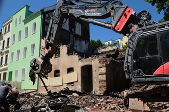 Nach Brand mit zwei Toten im Vogtland: Findet die Kripo nach dem Abriss noch Spuren? - Fast nur noch das Erdgeschoss ist am Montag vom Gebäude an der Fritz-Ebert-Straße übrig gewesen. Wie lange die Arbeiten insgesamt dauern und die Straße gesperrt bleibt, steht noch nicht fest. 