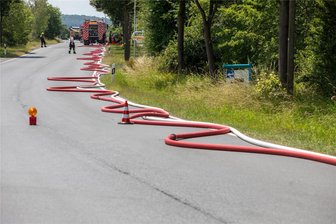 Nach Brand: Straße nach Kauschwitz noch gesperrt - Nach dem Brand eines Strohlagers in Kauschwitz ist die Straße von der B 92 in den Ort noch bis Montag gesperrt.