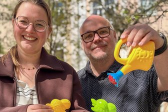Nach Brand wächst das Spielzeugkisten-Projekt in Plauen - Lea Schaller und Lars Buchmann an einer der Spielzeugkisten.