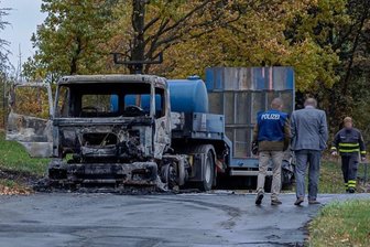 Eine der beiden ausgebrannten Zugmaschinen auf dem Betriebsgelände in Rodewisch.