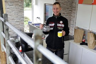 Nach Brandanschlag auf Leitermann-Parkplatz bei Glauchau: Der Imbiss „Rosterschmiede“ startet wieder durch - Patrick Böttcher in seiner Imbissküche, die in den Container eingebaut wurde.