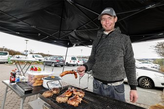 Nach Brandanschlag: Betreiber des Imbisses auf dem Leitermann-Parkplatz in Remse machen weiter - Patrick Böttcher von der „Rosterschmiede“ hat Thüringer Roster, gefüllte Steaks und Bouletten auf dem Grill liegen.