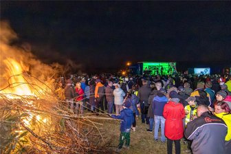 Nach Brandanschlag im Erzgebirge: Hunderte kommen zu Mahnfeuer auf das Feld von Anschlagsopfer Carsten Schulze - Zum Mahnfeuer in Raum kamen am Sonntagabend um die 500 Leute. Zuvor waren in mehreren Konvois zahlreiche Fahrzeuge auf die Wiese von Carsten Schulze gefahren, auf dessen Hof in Oelsnitz ein Brandanschlag verübt worden war.