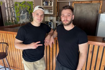 Nach Brandanschlag in Chemnitz: Wie sich zwei junge Gastronomen trotzdem ihren Traum erfüllen wollen - Yegor Poduorchan (li.) und Gabriel Paunescu wollen Mitte Oktober das Café Bober eröffnen.