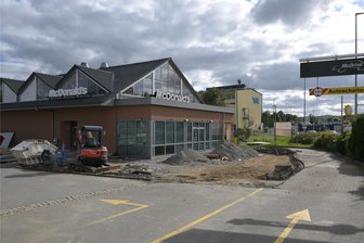 Nach Brandanschlag: McDonald‘s-Filiale an B 93 in Zwickau soll wieder öffnen - An der McDonald‘s-Filiale an der B 93 in Zwickau laufen derzeit Sanierungsarbeiten.