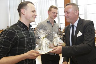 Nach Brandanschlag: Plauens Oberbürgermeister bedankt sich bei mutigen Helfern - Stadtchef Ralf Oberdorfer und Polizeipräsident Conny Stiehl bedankten sich am Dienstag bei Maurice Fabrizius und Julian Walther (links).