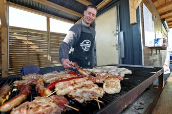 Nach Brandanschlag: „Rosterschmiede“ am Leitermann-Parkplatz bei Glauchau startet durch - Patrick Böttcher will sich künftig auf das Grillangebot in seiner „Rosterschmiede“ konzentrieren.