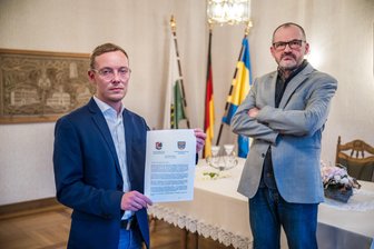 Nach Brandbrief aus dem Erzgebirge zu Kitakosten: Kultusminister lädt zum Gespräch - Thomas Lein (links) und Lutz Rosenlöcher schickten diesen Brandbrief nach Dresden.
