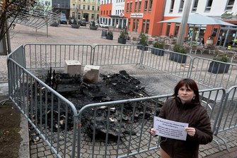 Nach Brandstiftung: Meerane erhält 7400 Euro für Bücherbox - Stadtbibliothek-Leiterin. Adriana Bellmann vor den Resten der Mini-Bücherei. 