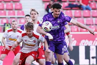 Nach brutalem Fehler: Erzgebirge Aue verliert Shubitidze-Debüt in Regensburg - Ricky Bornschein (r.) hatte insgesamt drei gute Möglichkeiten. Den Weg ins Tor fand der Ball allerdings nicht.