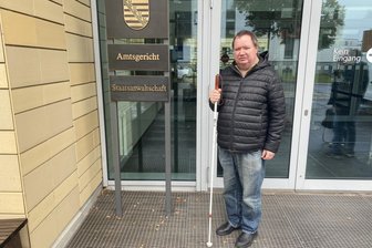 Nach brutalem Überfall in Chemnitz: Blinder Mann wartet vergeblich auf Gerechtigkeit - Torsten Albrecht wurde von zwei Männern brutal zusammengeschlagen und ausgeraubt. Sie sind vor Gericht nicht erschienen. Es besteht wenig Hoffnung, dass sie bestraft werden.