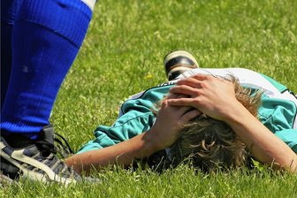 Nach brutaler Attacke im Erzgebirge: Amateurfußballer erhält jahrelange Sperre - Wie auf dem Symbolfoto lag der Fußballer aus Königswalde bereits am Boden, als ihn ein Zschopauer Gegenspieler noch gegen den Kopf trat. Inzwischen ist das Urteil gegen den Täter rechtskräftig. Er wird für lange Zeit vom Spielbetrieb ausgeschlossen.