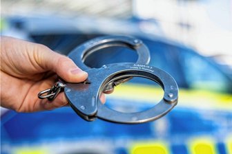 Nach brutaler Attacke in Annaberg: Polizei hat zwei Verdächtige - Im Zusammenhang mit einem nächtlichen Angriff auf einen 40-Jährigen in Annaberg-Buchholz richtet sich der Verdacht der ermittelnden Polizisten gegen zwei junge Männer. 