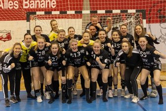 Nach BSV-Sieg im Kellerduell: Erleichterung ja, Euphorie nein - Die Freude über den zweiten Saisonsieg in der 1. Bundesliga stand den Handballerinnen des BSV Sachsen Zwickau am Mittwochabend ins Gesicht geschrieben. Für Physiotherapeut Danilo Menge (hinten auf den Schultern von Teamkoordinator Lars Radecker) waren die zwei Punkte ein tolles Abschiedsgeschenk. Der 41-Jährige beendet aufgrund einer beruflichen Veränderung seine Tätigkeit beim Verein. "Es waren drei sehr schöne Jahre", sagte er.