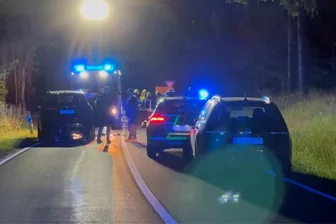 Nach Bürgerforum im Vogtland: Auto von Ministerpräsident Michael Kretschmer in Unfall verwickelt - Ministerpräsident Michael Kretschmer (CDU) ist auf der Rückfahrt aus dem oberen Vogtland in einen Unfall geraten.