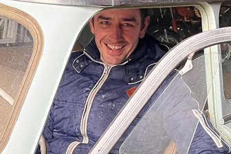 Nach Bürgermeisterwahl in Drebach: Wann CDU-Mann Swen Drechsler die Geschäfte übernehmen will - Wahlsieger Swen Drechsler – hier in seinem 600er-Trabi – hat am Tag nach der Wahl in Drebach zahlreiche Glückwünsche erhalten.