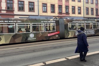 Nach Bundeswehr-Werbeverbot in Zwickau: Welche Folgen der Beschluss wirklich hat - Eine Straßenbahn mit Bundeswehr-Werbung fährt seit Oktober durch Zwickau.