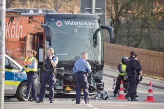 Nach Busunfall an McDonalds-Kreuzung bei Aue-Spiel: Erzgebirger helfen Kölnern bei Heimreise - Der Mannschaftsbus von Viktoria Köln ist am Sonntag in einen Auffahrunfall an der McDonalds-Kreuzung in Aue verwickelt gewesen.
