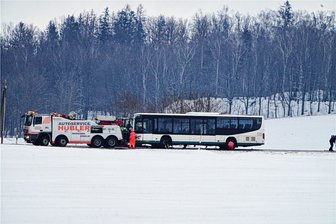 Nach Busunfall bei Oederan: Wie sicher ist die Fahrt mit dem Bus zur Schule? - Am 30. Januar gegen 9.40 Uhr kam auf der Straße von Gahlenz in Richtung Oederan ein Bus nach rechts von der Fahrbahn ab und auf der rechten Seite zum Liegen. Zur Bergung musste die Verbindungsstraße gesperrt werden.