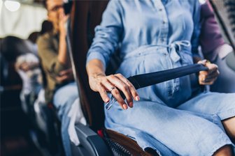 Nach Busunglück in Olbernhau: Wie halten es Fahrgäste und Reiseunternehmer mit der Anschnallpflicht? - In Reisebussen besteht für Fahrgäste Anschnallpflicht.