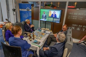 Hinter den Kulissen der CDU-Digitalkonferenz in Chemnitz: Norbert Röttgen (3. v. l.) und Friedrich Merz (r.) verfolgen gemeinsam mit sächsischen CDU-Spitzenvertretern den Auftritt von NRW-Landeschef Armin Laschet.