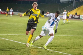 Nach CFC-Absage: Auch Plauener Auswärtsauftritt bei Viktoria Berlin abgesagt - Mit 0:1 unterlagen die Regionalliga-Fußballer des VFC Plauen im jüngsten Heimspiel gegen Lok Leipzig. Im Kampf um den Ball: Fabio Riedl (l.).