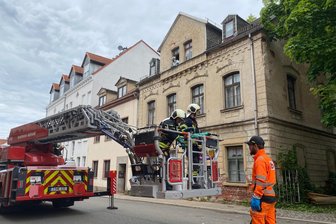 Nach Chemikalien-Fund in Meerane und Crinitzberg: Auf was die Polizei wartet und welcher Anfangsverdacht besteht - Bei der Beräumung in Meerane waren Feuerwehr und THW mit im Einsatz.