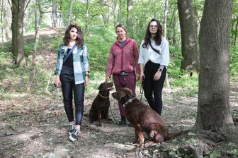 Nach Chemikalienfund in Chemnitz: „Wir machen uns Gedanken“ - Anwohnerinnen aus Ebersdorf am Fundort. Rechts: Finderin Anne Z. mit Labradordame Gisela.