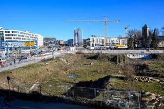 Nach Congress-Aus: Investor am Tietz hält an Hotel-Plänen fest - Seit fünf Jahren herrscht Stillstand in der Baugrube vorm Tietz.