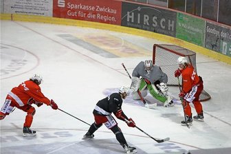 Torhüter Christian Schneider und sechs Feldspieler durften am Montag im Kunsteisstadion im Sahnpark trainieren.