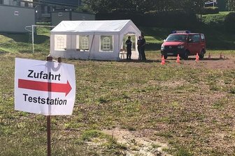 Nach Corona-Fall an Oberschule: Teststation in Auerbach kann in Betrieb gehen - Der erzgebirgische Katastrophenschutz hat in Auerbach eine Corona-Teststation aufgebaut.