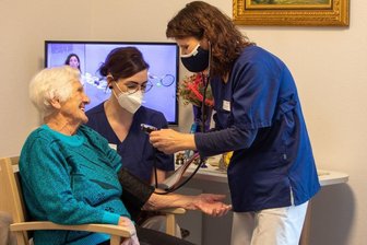 Viele Heimbetreiber wünschen sich eine Rückkehr zur Normalität, so wie hier im Pflegecampus Plauen, wo sich Susanne Köhler (rechts) und Sina Höllinger um Bewohnerin Thea Tille (95) kümmern.