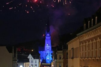Nach Corona-Pause: Auer Stadtfest bietet Feuerwerk, Rummelstimmung und Bühnenprogramm - Das Feuerwerk am Freitagabend begeisterte die Besucher.