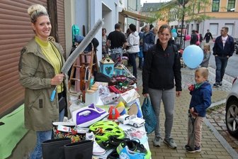Nach Corona-Pause: Besucher ergattern Schätze im Wehrdigt - Jenny Wagner wohnt 20 Jahre zur Miete an der Wehrdigtstraße. Die 25-Jährige hat die Gelegenheit genutzt, etwas zu veräußern.