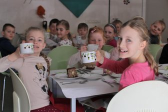 Nach Corona-Pause: Langenbernsdorfer Schüler lernen Tischmanieren und soziale Fähigkeiten - Ausführlich wurden die Tischmanieren besprochen, die jedes Kind kennen sollte.