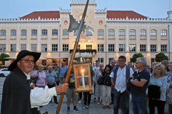 Nach Corona: Wie gefragt bleibt der Urlaub im Landkreis Zwickau? - Nachtwächter Christian Bretschneider führt seit zehn Jahren Gäste durch die Stadt Zwickau. Dennoch kommen derzeit weniger Touristen in die Region.