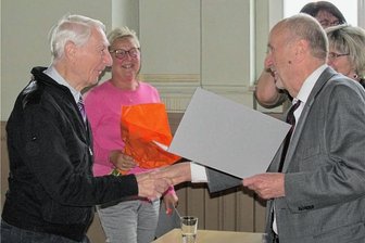 Nach Corona-Zwangspause: Förderverein des Gymnasiums in Crimmitschau plant wieder Veranstaltungsreihe - Vereinschef Martin Seidel (rechts) gratuliert Ex-Schulleiter Dieter Mehlhorn zur Ehrenmitgliedschaft im Verein.