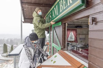 Nach coronabedingter Schließung: Hoteliers im Erzgebirge stehen unter Schock - In Oberwiesenthal ist der Winter eingekehrt. Eigentlich perfekte Bedingungen für die Adventszeit. Umso trauriger ist Christopher Gahler (r.), dass die Pension "Haus am Berg" für Touristen geschlossen ist.