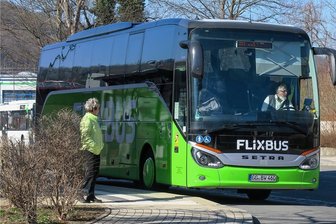 Nach Coronapause: Flixbus hält wieder im Erzgebirge - Ist zurück im Erzgebirge: Ein Fernbus des Anbieters Flixbus machte am Freitag einen Stopp in Aue.