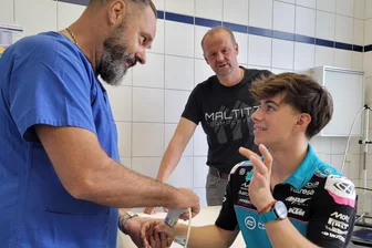 Nach Crash auf Sachsenring: Sportmediziner vom DRK-Krankenhaus Chemnitz verarztet Weltmeister David Alonso - Orthopäde Sven Schirbock (l.) verarztet den Motorradrennfahrer David Alonso (r.).