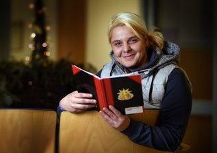 Nach Crystal-Sucht: "Ich bin clean" - Fröhlich und offen: Aus unbeschwerten Momenten wie im Juli auf einer Schaukel sind ausgefüllte Tage geworden. Stephanie hat bei einer Therapie in der Suchtklinik Weinböhla gelernt, ihre Crystalabhängigkeit hinter sich zu lassen und für ihre Kinder zu kämpfen. Weihnachten hat ihr neues Leben begonnen.