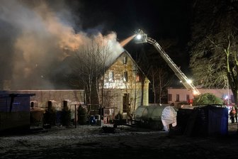 Nach Dachstuhlbrand im Erzgebirge: Polizei ermittelt wegen Brandstiftung - Dieses leerstehende Gebäude in Schönheide musste am Neujahrstag gelöscht werden.